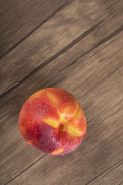 生物黄红色的桃子放在木头砧板上季节收获品质
