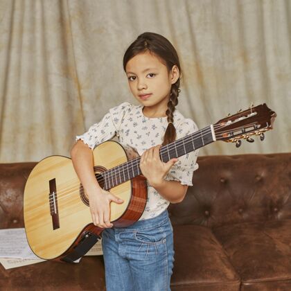 学习在家弹吉他的小女孩班吉他手天才