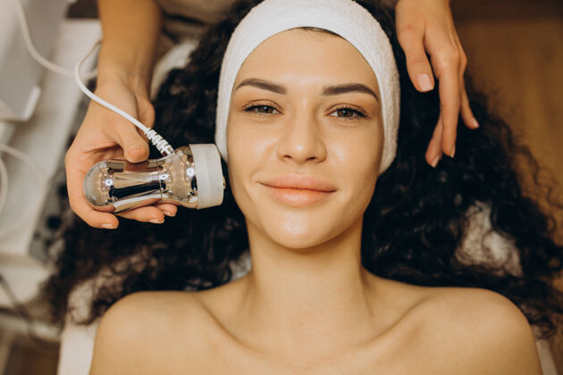 女性美容师做美容手术的女人护理皮肤科现代