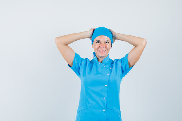 主任身穿蓝色制服的女医生手牵手在脑后 看上去很高兴正视图疾病女治疗