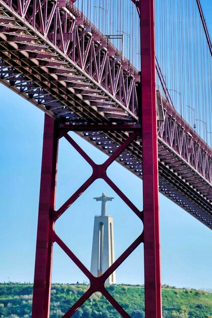 桥梁葡萄牙里斯本一座桥与雕像的垂直拍摄天空水欧洲