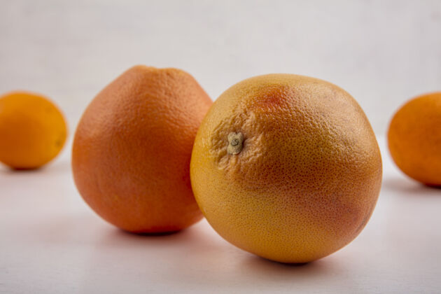 彩色灰色背景上的橙子视野橙色灰色