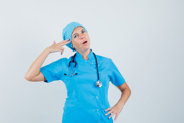 疾病女医生穿着蓝色制服模仿姿势 看上去很自信正视图模仿肖像诊所