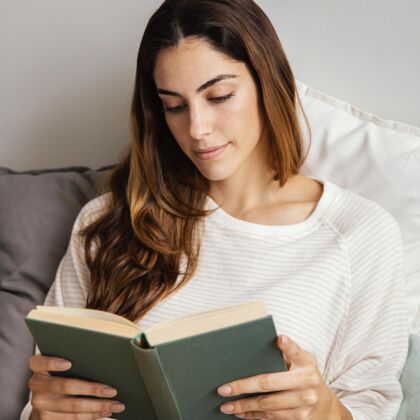 女人女人在家看书的前视图书家庭女人
