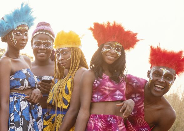 庆典非洲狂欢节的年轻朋友们女士漂亮团体
