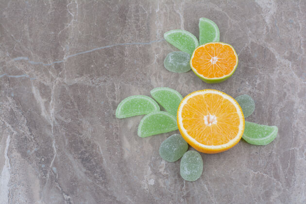 橘子新鲜的橘子片和甜甜的果酱放在大理石背景上甜味新鲜水果