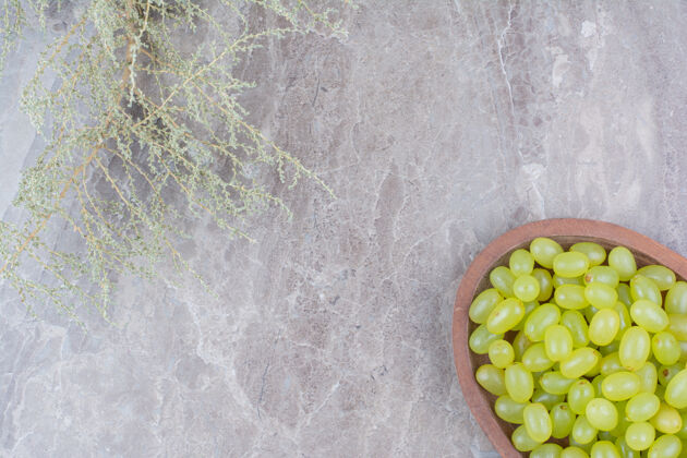 水果一束绿色的葡萄放在木碗里新鲜自然植物