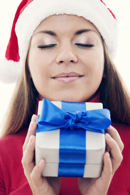 享受圣诞节-美丽的女人拿着礼物人给予美丽