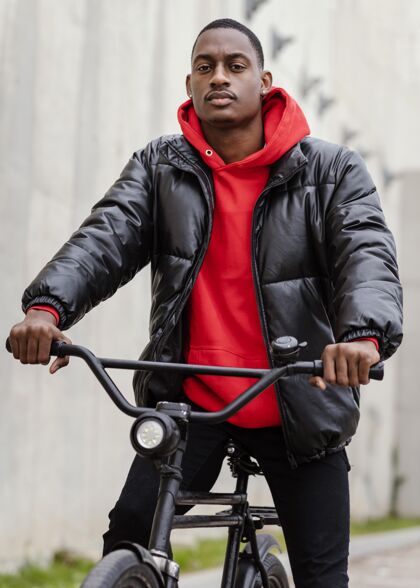 体育非裔美国人的肖像和他的自行车自行车车轮城市