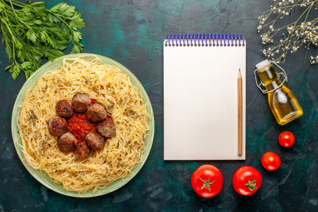 背景俯视美味的意大利面食与肉丸和番茄酱对深蓝色背景面团面食菜肉晚餐意大利食品早餐烘焙番茄