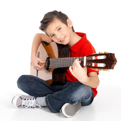 音乐家帅气的快乐男孩正在弹原声吉他演奏男性帅气