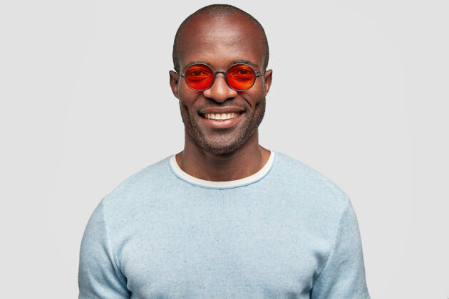 表情帅气开朗的男经理戴着时尚的红色太阳镜的画像高兴情绪眼镜