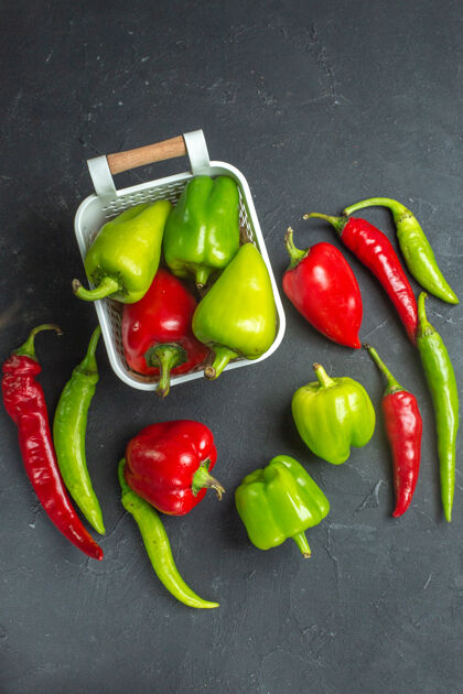 辣椒顶视图绿色和红色的辣椒在塑料篮辣椒在黑暗的表面辣椒顶部篮子