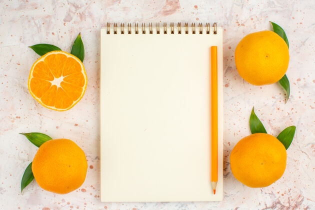 明亮顶视图新鲜的柑桔笔记本铅笔上明亮的孤立表面新鲜的柑橘柠檬顶部