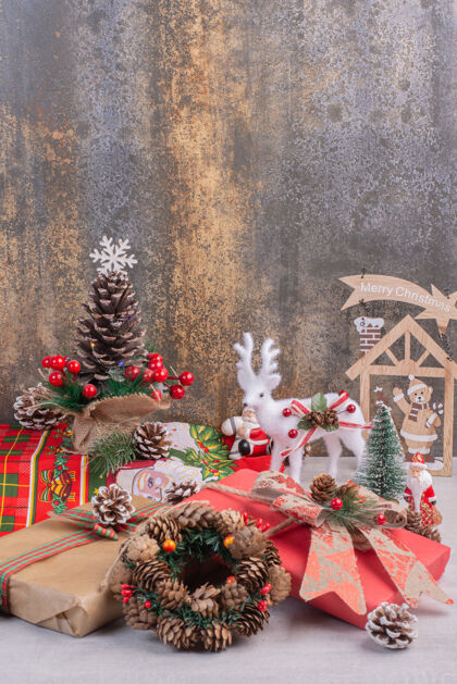 鹿圣诞表面玩具鹿 松树和圣诞老人节日庆祝圣诞老人