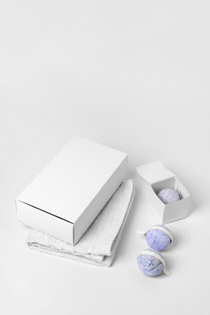 皮肤护理高角度紫色盒子 浴弹和毛巾品牌模型放松