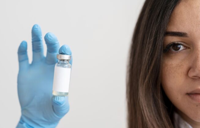医学拿着疫苗接受者的女人健康发展预防