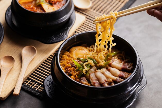 中国用筷子在黑盘子里吃中国菜的人美味日本日本