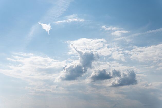 云景蓝天上蓬松的云蓝色户外夏天