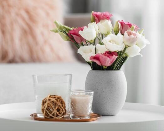 开花玫瑰花束放在花瓶旁边的装饰物花束季节安排