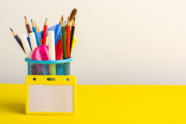 科学前视图彩色不同的铅笔和毡笔在浅黄色的桌子上毛毡蜡笔学校