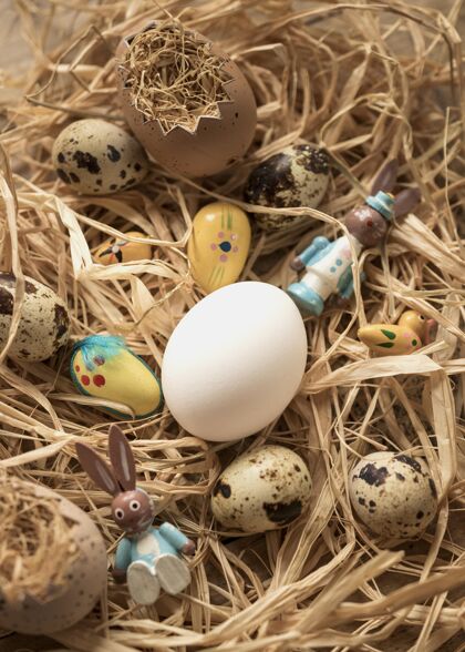 教一堆干草上的复活节鹌鹑蛋装饰节日鸡肉