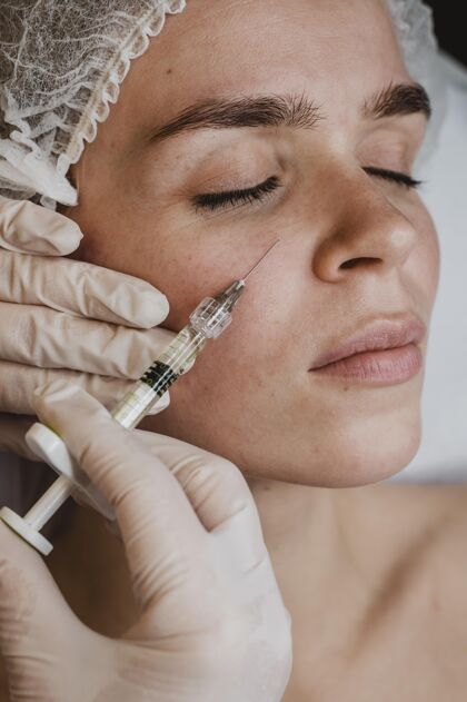皮肤护理在健康中心接受面部美容治疗的女人水疗健康女人