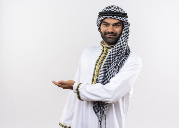 站身着传统服装的阿拉伯男子微笑着站在白色的墙壁上手男人阿拉伯语
