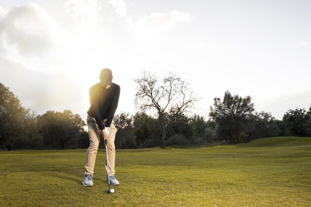 男子草地高尔夫球场上的男人的前视图玩男子活动