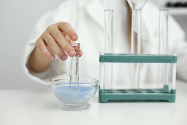 实验室穿着实验服和试管的女科学家科学教育水平