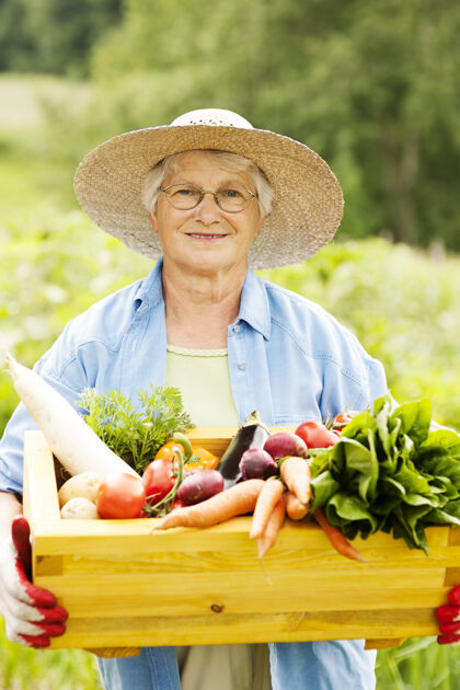 特写老妇人拿着蔬菜户外成人女人