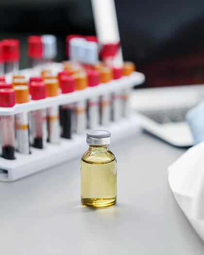 科学家实验室桌子上的疫苗瓶和试管创新研究知识分子