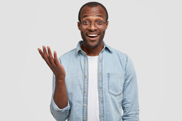 眼镜积极的黑皮肤非洲裔美国男性听到一些有趣的事情咯咯笑积极人类自信