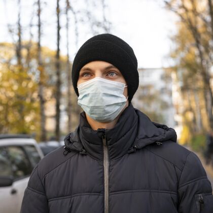 防护城里戴着医用面罩的人病毒预防人