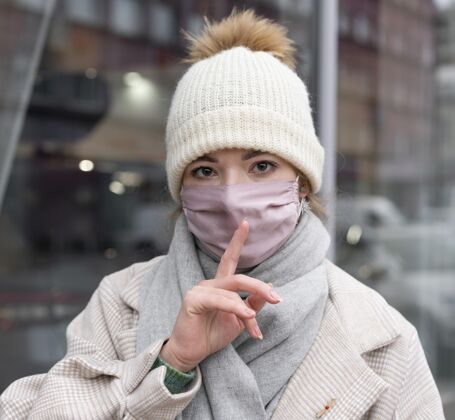 大流行戴着医用口罩的女人在城里要求安静病毒预防措施安全
