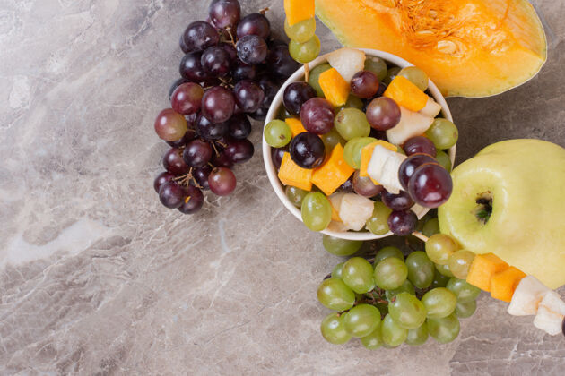 葡萄一盘白色的水果放在大理石表面盘子新鲜好吃