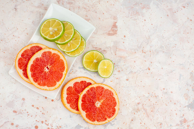葡萄柚俯视图葡萄柚片柠檬片上的白色矩形板上的裸体表自由空间矩形果汁新鲜