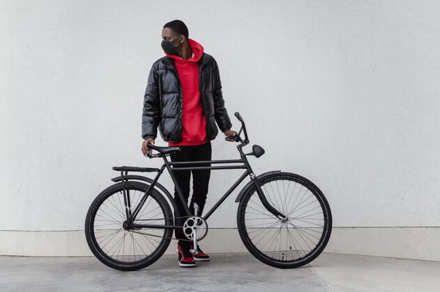 交通美国黑人男子和他的自行车侧视图齿轮车辆自行车