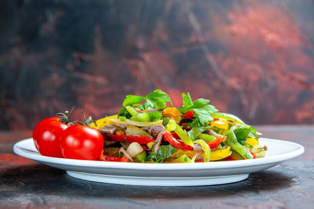 樱桃前视图蔬菜沙拉樱桃西红柿在椭圆形板上暗红色隔离表面开胃菜盘子蔬菜