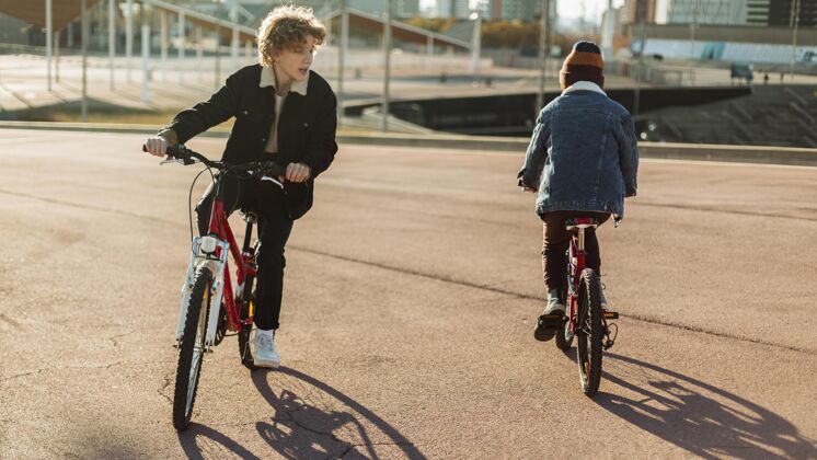 户外男孩们在城市公园户外骑自行车自行车活跃户外
