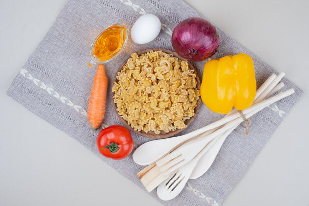 厨房工具生菜通心粉放在桌布上的木盘上洋葱蔬菜工具
