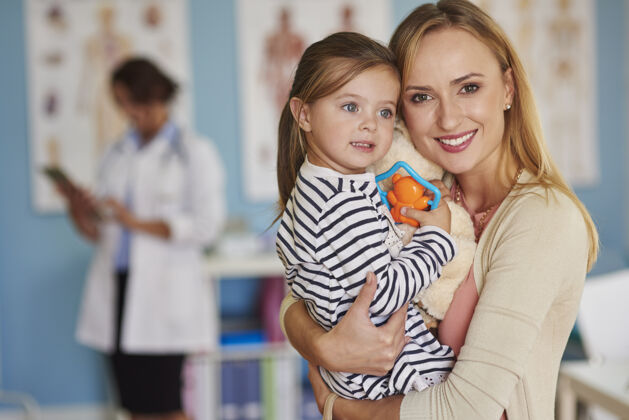 亲子关系母女在医生面前的画像信任拥抱女儿