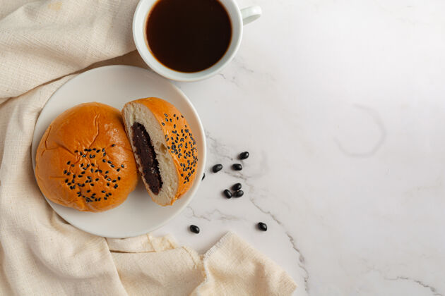 营养烤黑豆沙包子放在白碗上配咖啡健康的生活方式蔬菜物体