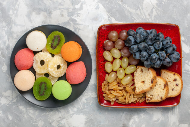 葡萄顶视图蛋糕片与葡萄和小蛋糕的白色表面苹果可食用的水果水果