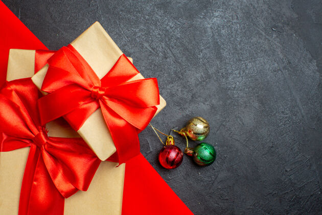 毛巾圣诞背景与美丽的礼物蝴蝶结形丝带红色毛巾和装饰配件上的一个黑暗的背景轮子蝴蝶结蝴蝶结