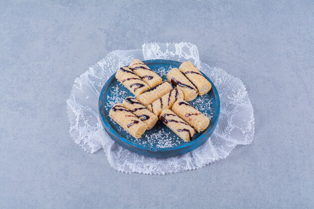 美味一块蓝色的木板 上面有糖果和巧克力糖浆食品可食用糕点