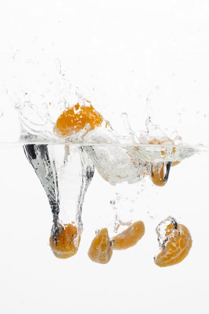 健康水中橘子片的正视图水果美味小吃