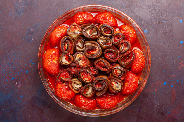 美味顶视图熟蔬菜餐番茄和茄子在黑暗的表面健康食物顶部