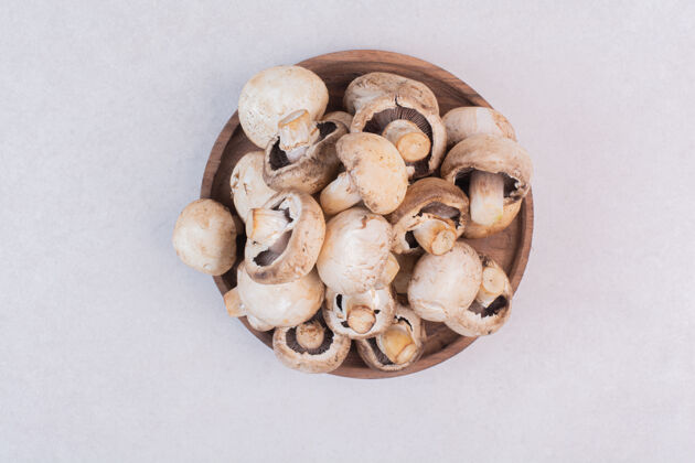 有机一堆生蘑菇放在木盘上食用天然新鲜