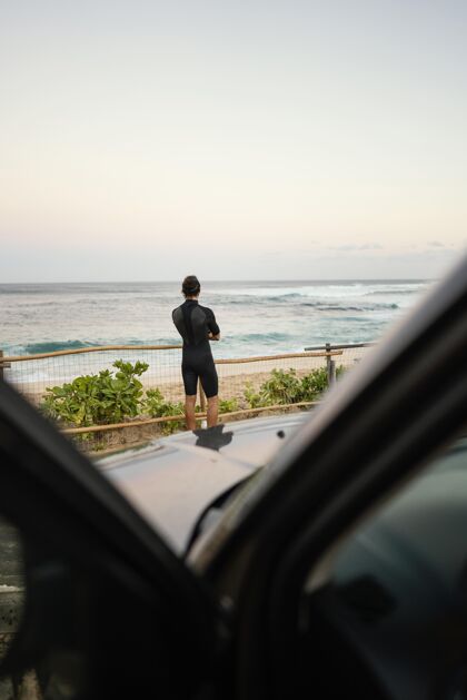 冒险穿冲浪服的人好险旅游夏威夷异国情调